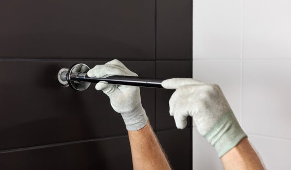 Jak zamontować wieszaki i półki na ręczniki?	