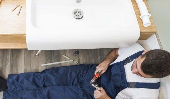 Na jakiej wysokości umieścić odpływ do umywalki według normy wod-kan?