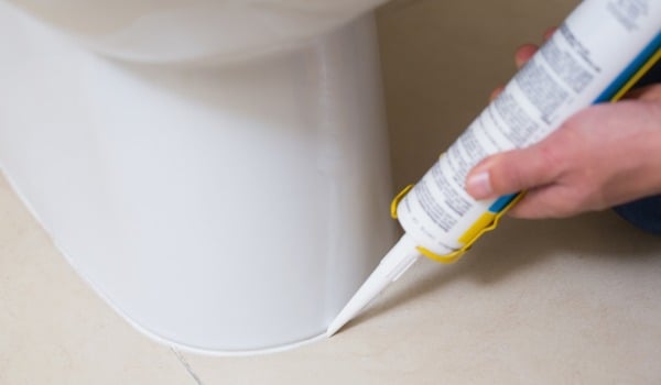 Ile schnie silikon sanitarny w łazience?