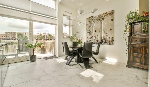 Jakie są klasy ścieralności płytek? Sprawdź, które gresy sprawdzą się w kuchni, łazience i w salonie.