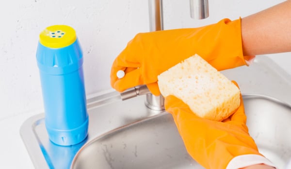 Czym czyścić korek w umywalce?