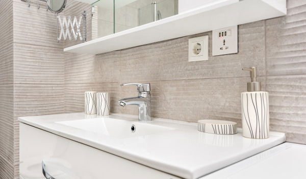 Gdzie zawiesić półki łazienkowe?